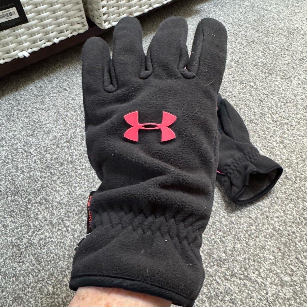 Gloves Under Armour Women’s Black Storm Fleece Gloves with Pink Logo Accent